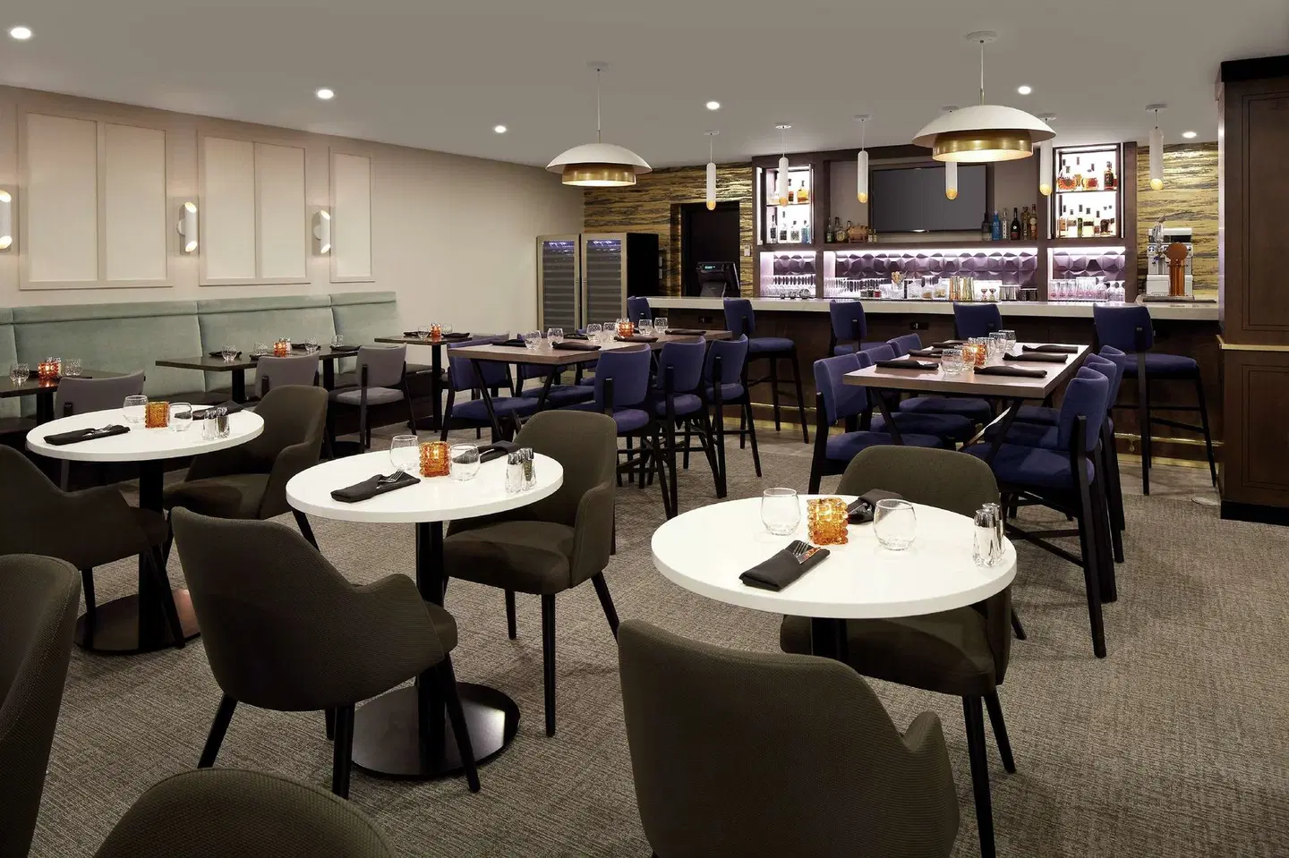 DoubleTree by Hilton Montreal Airport Bar