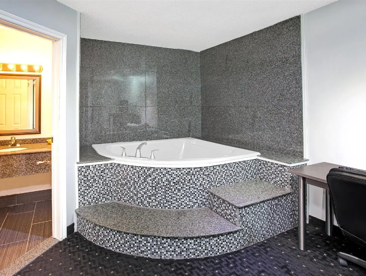 Howard Johnson by Wyndham Gananoque HEALTH_BEAUTY