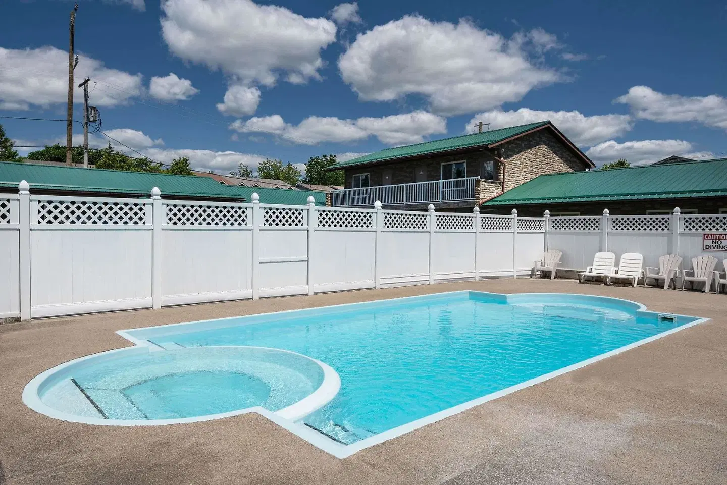 Howard Johnson by Wyndham Gananoque OUTDOOR_POOL