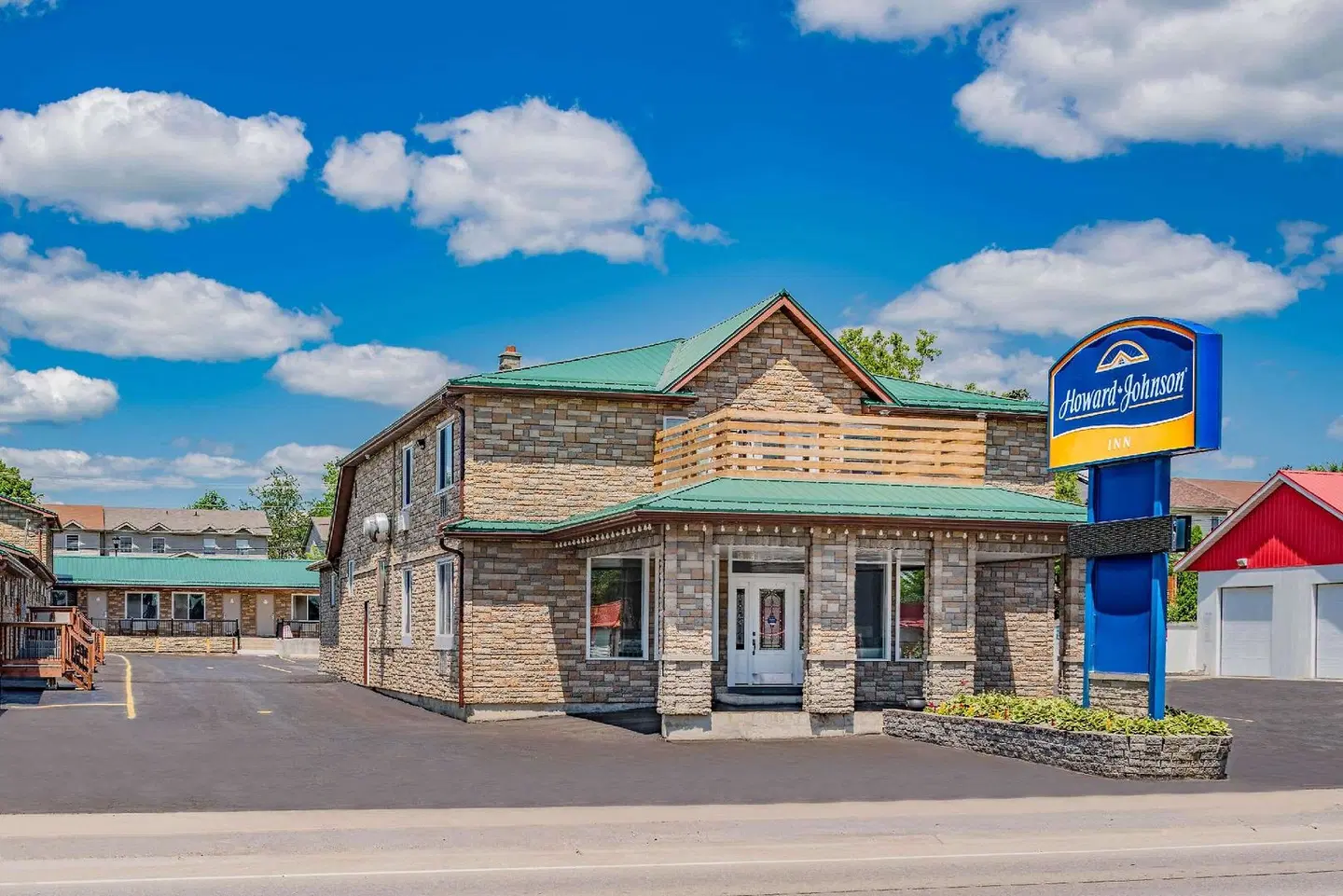 Howard Johnson by Wyndham Gananoque EXTERIOR