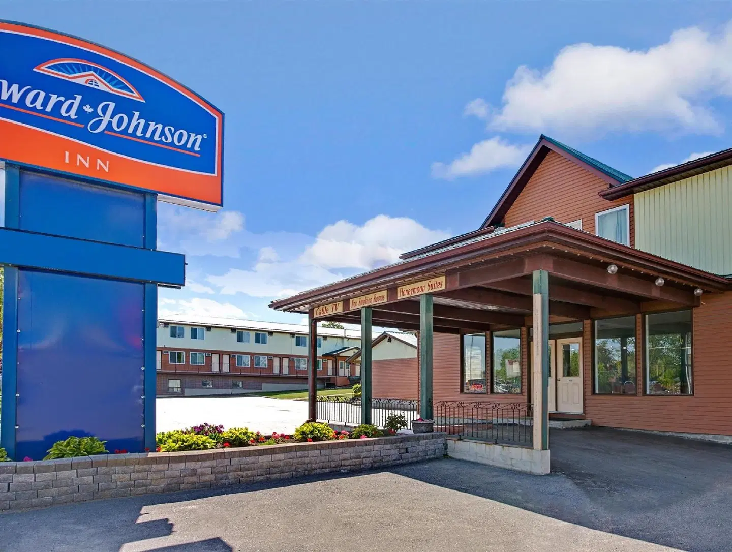 Howard Johnson by Wyndham Gananoque EXTERIOR