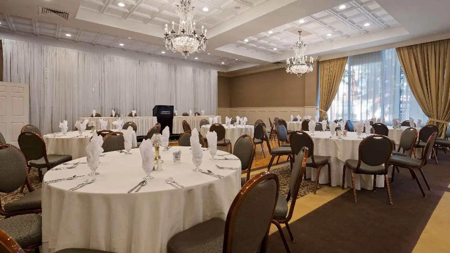 Genetti Hotel, SureStay Collection by Best Western Restaurant