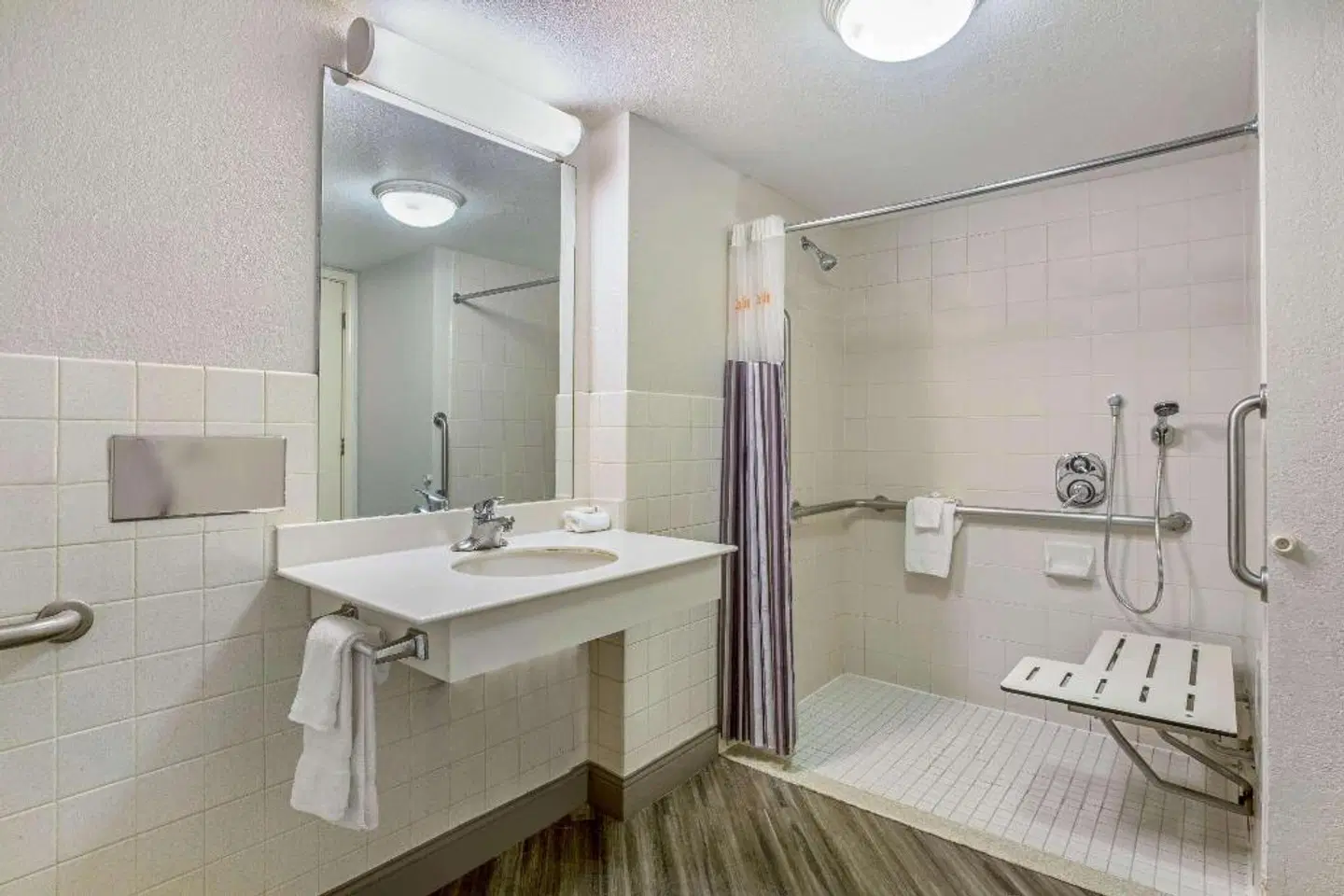 La Quinta Inn Fresno Yosemite Badezimmer