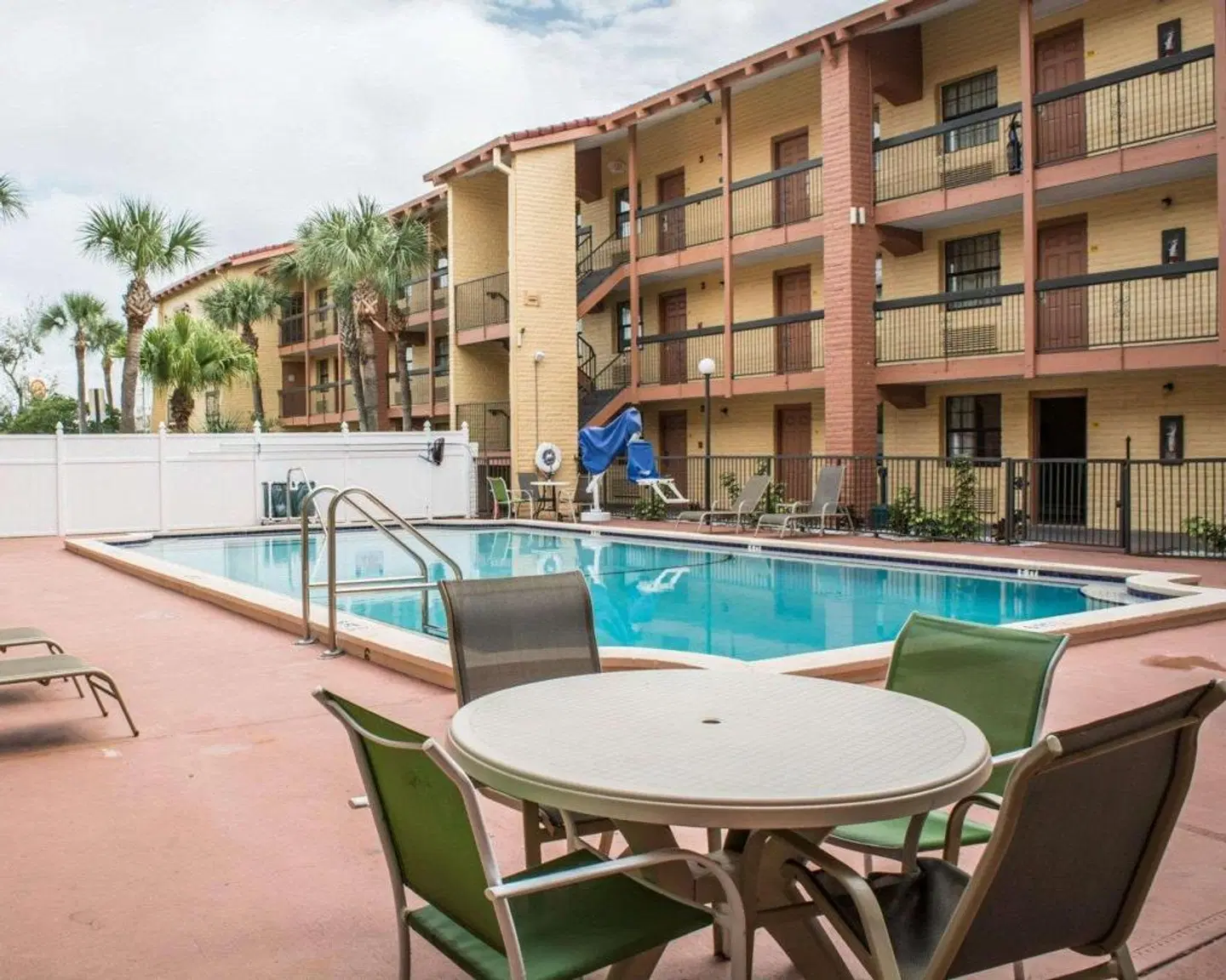 Rodeway Inn Near Ybor City - Casino OUTDOOR_POOL