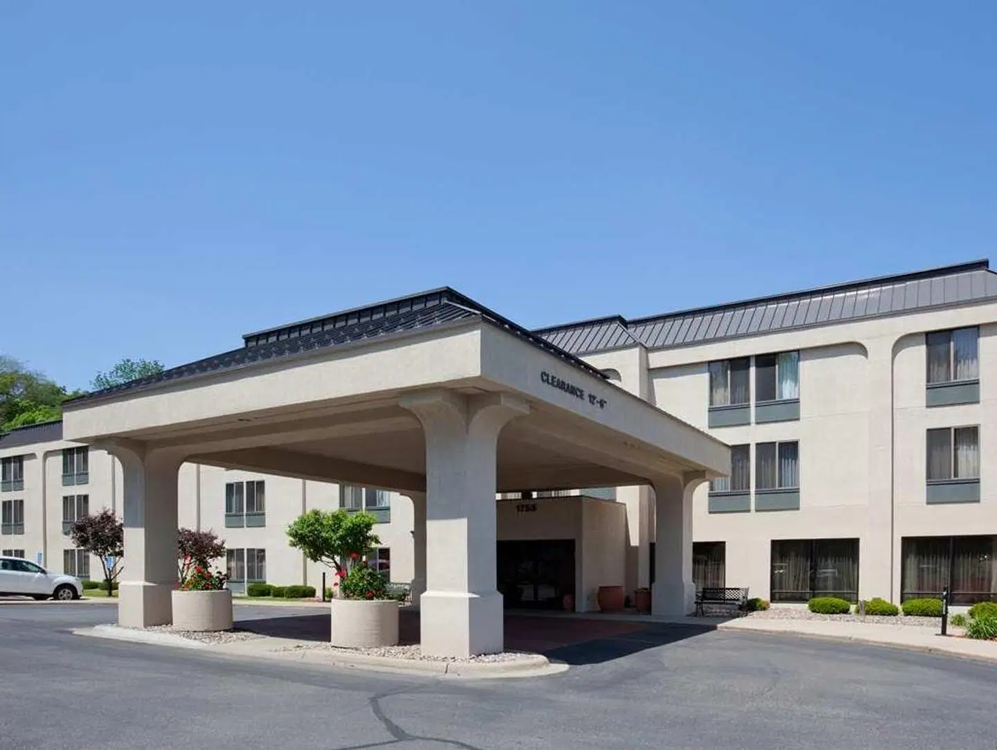 Hampton Inn Rochester EXTERIOR