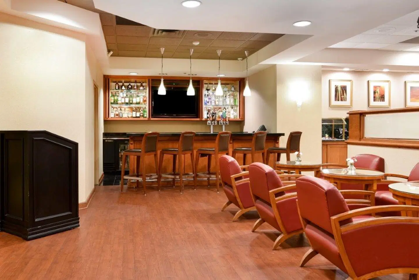 Clarion Hotel Airport Portland Bar
