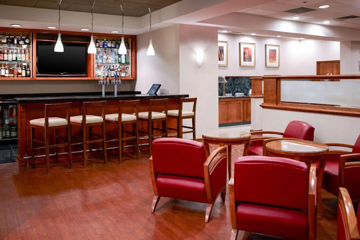 Clarion Hotel Airport Portland Bar
