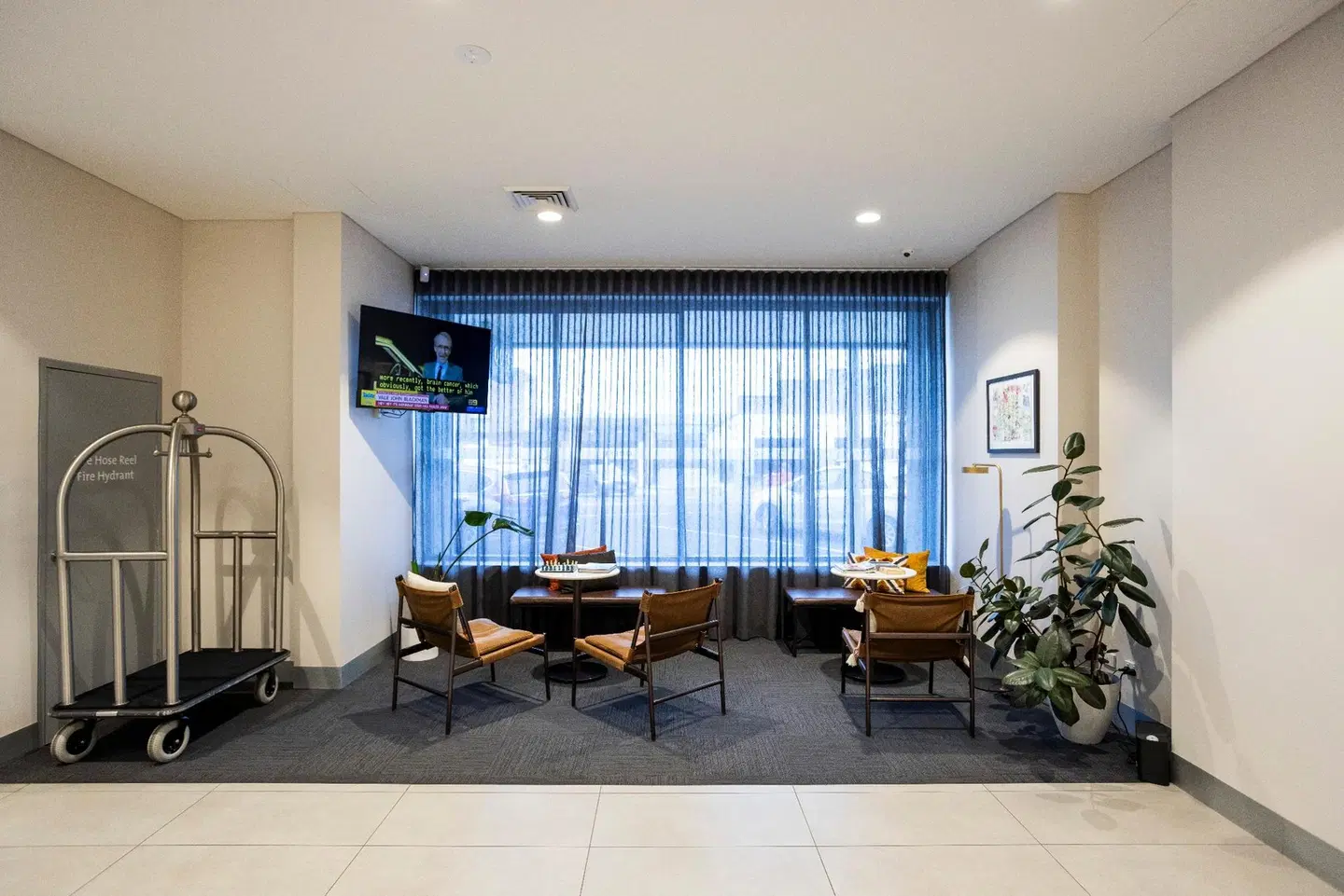 Quest Orange LOUNGE_LOBBY