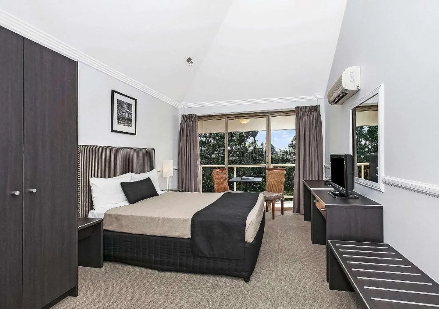 Comfort Inn & Suites Northgate Airport ROOM_EXAMPLE