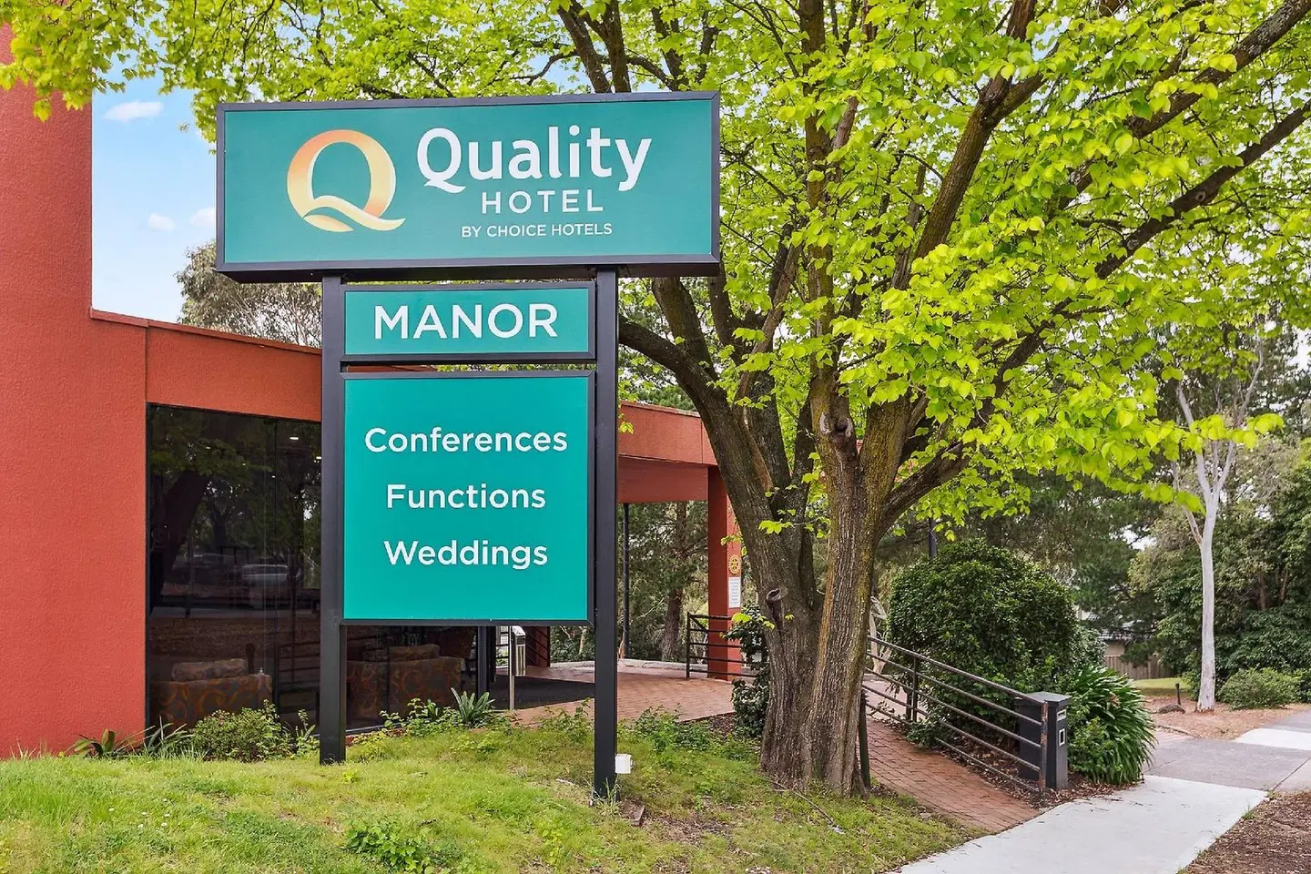Quality Hotel Manor EXTERIOR