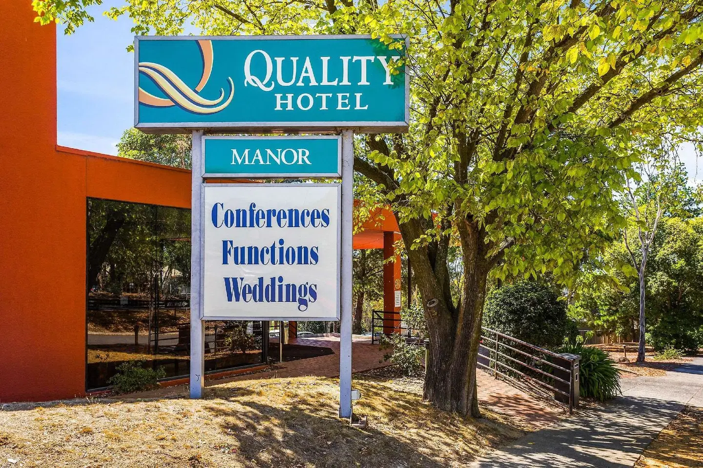 Quality Hotel Manor EXTERIOR