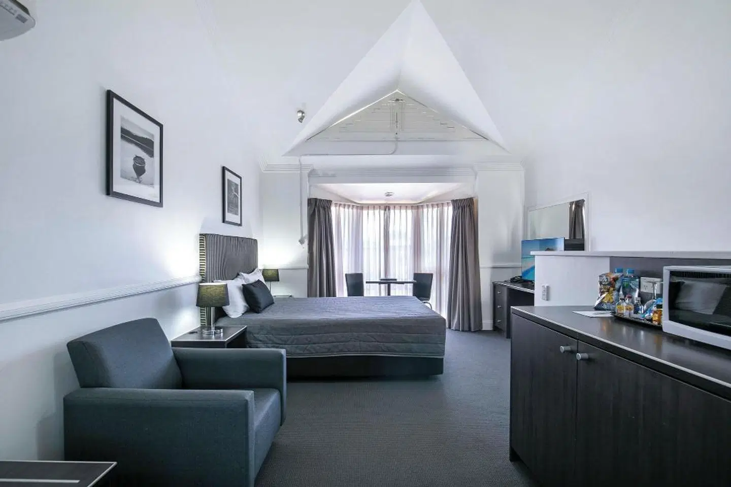 Comfort Inn & Suites Northgate Airport ROOM_EXAMPLE