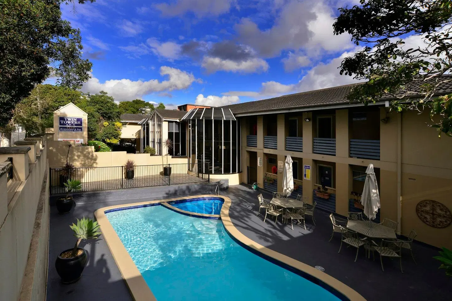 Twin Towers Inn OUTDOOR_POOL