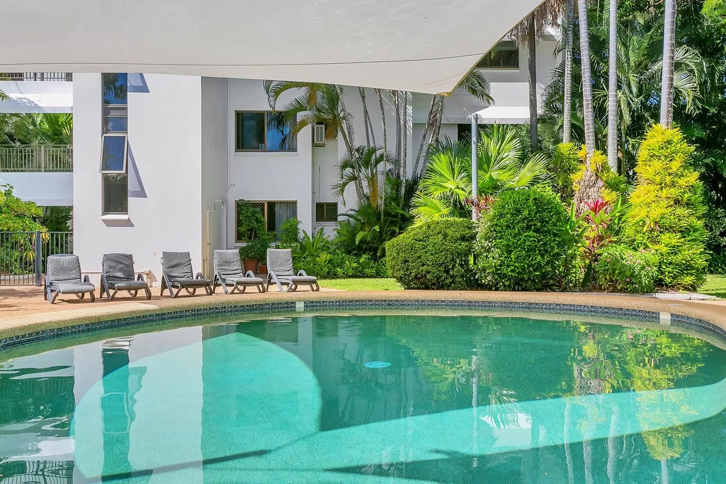 Roydon Beachfront Apartments Hallenbad
