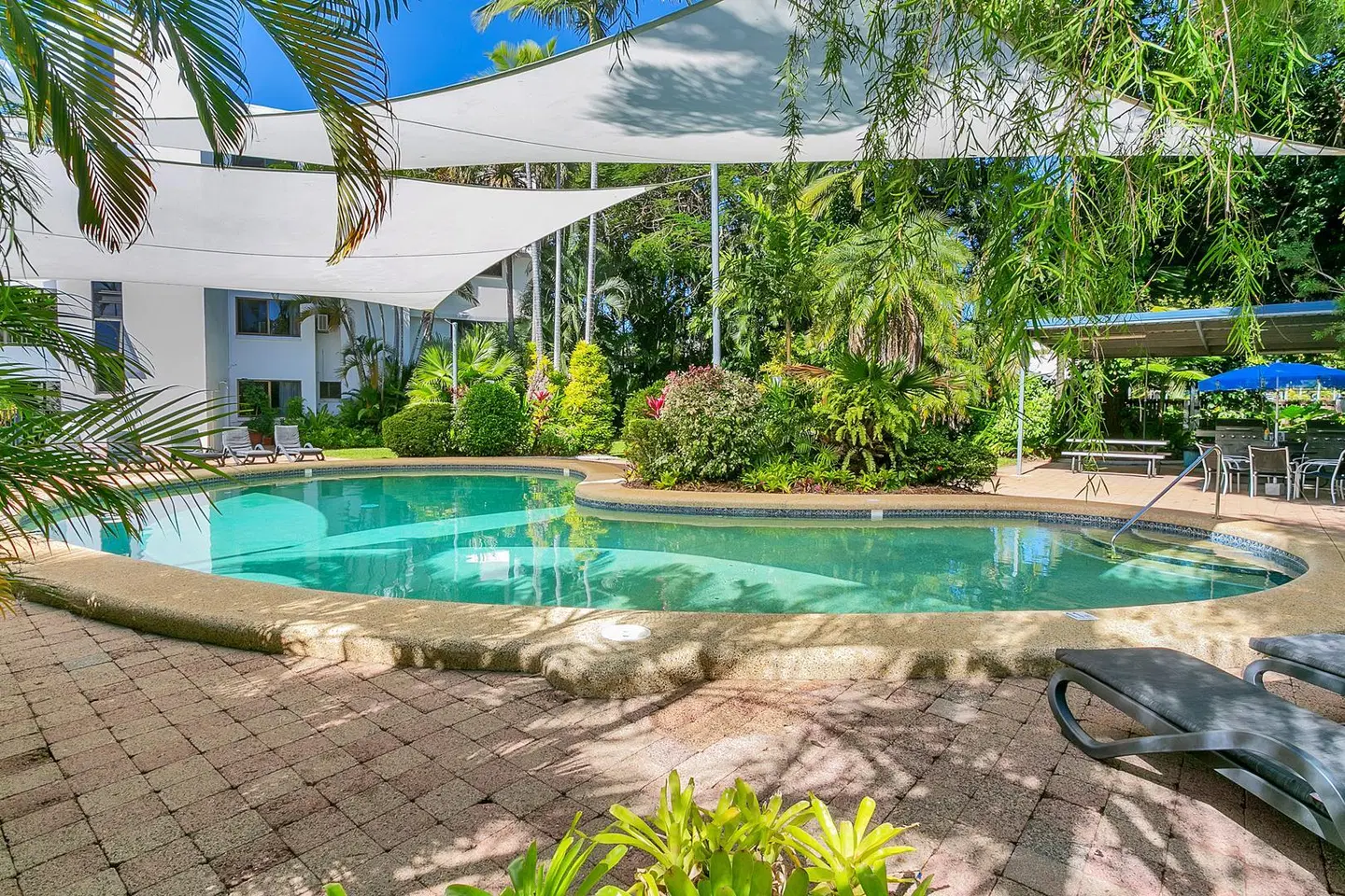 Roydon Beachfront Apartments Hallenbad