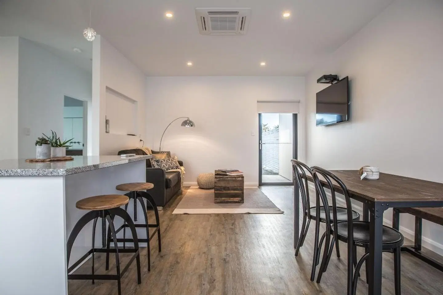 Island Quarters Bar