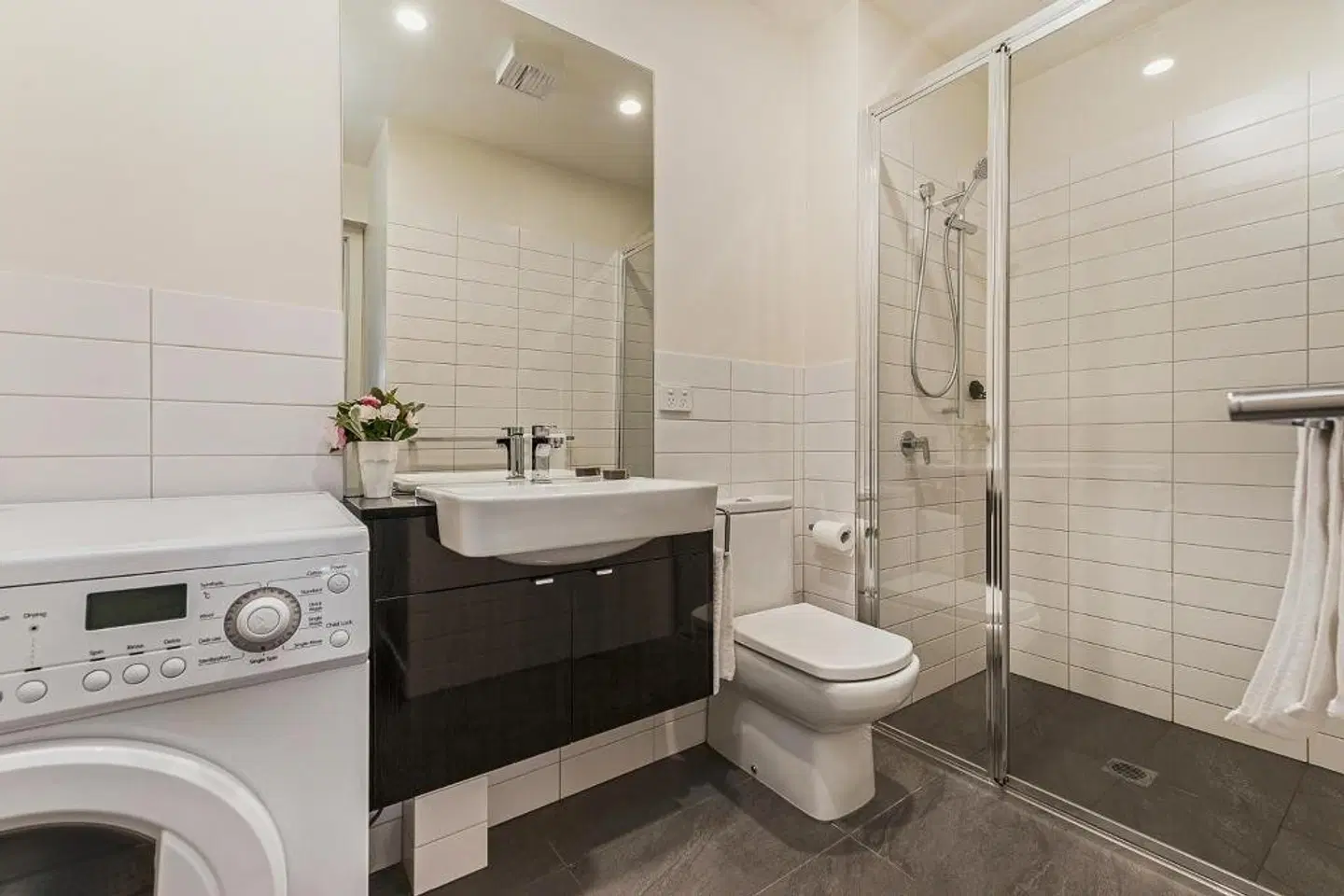 110 Hampden Apartments Badezimmer