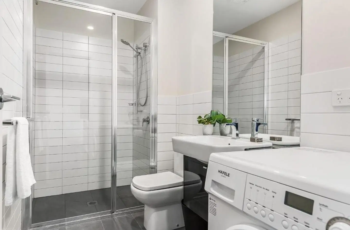 110 Hampden Apartments Badezimmer