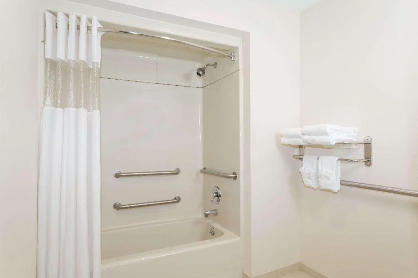 Baymont by Wyndham Asheville/Biltmore Village Badezimmer