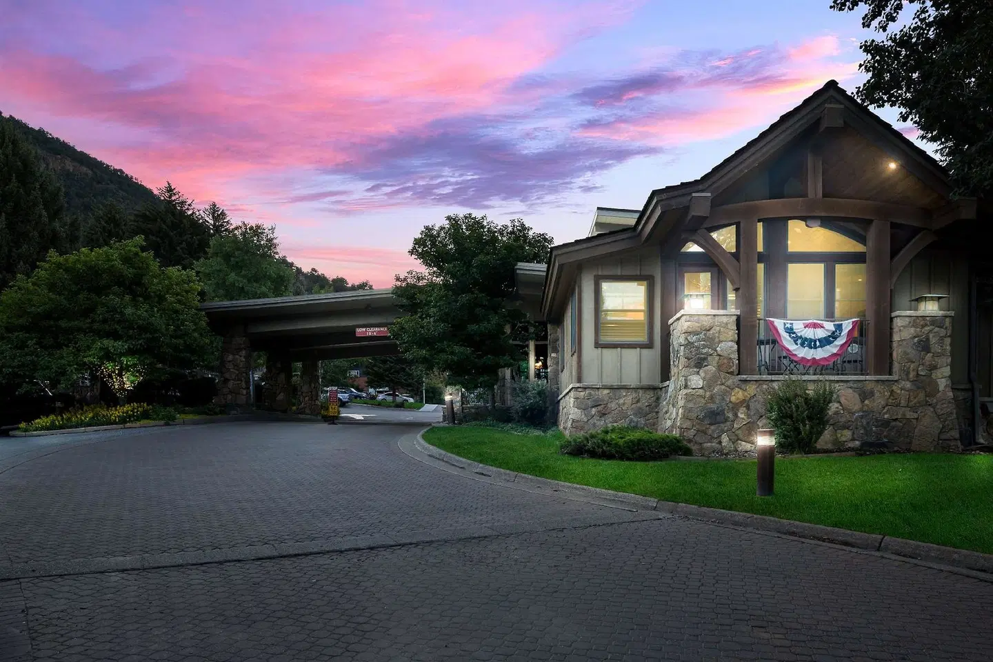 Best Western Antlers EXTERIOR