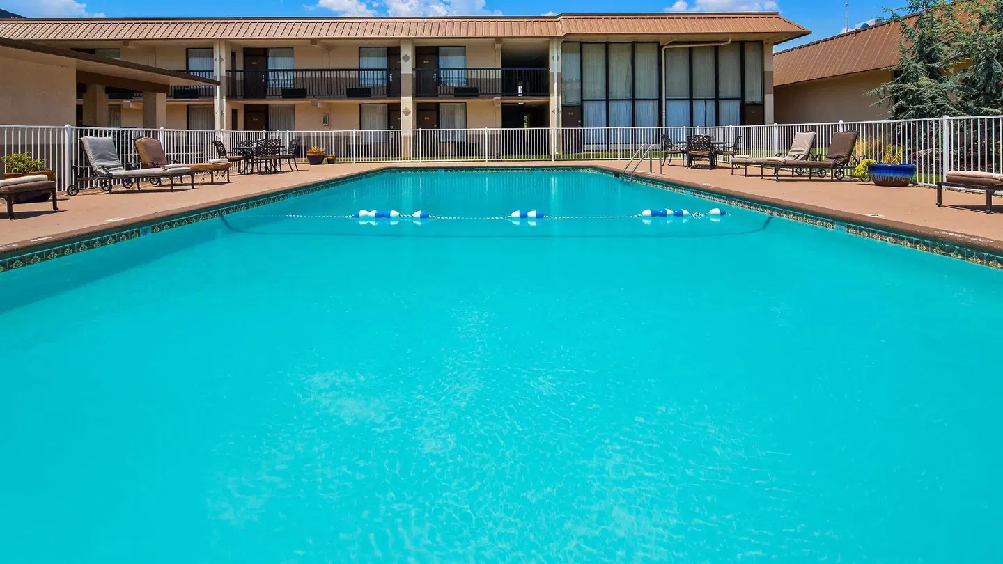 Best Western Airport OUTDOOR_POOL