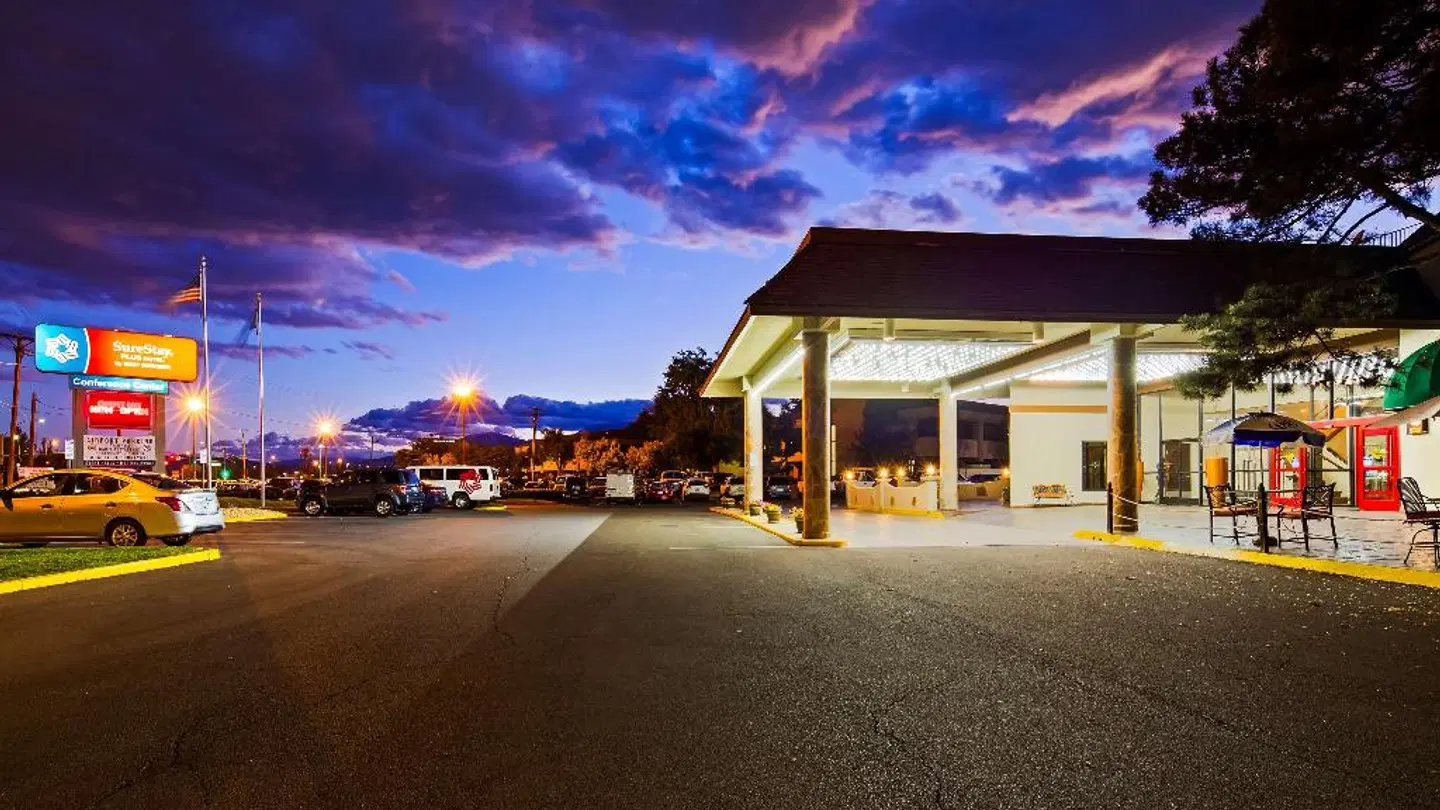 Best Western Airport Plaza Hotel EXTERIOR