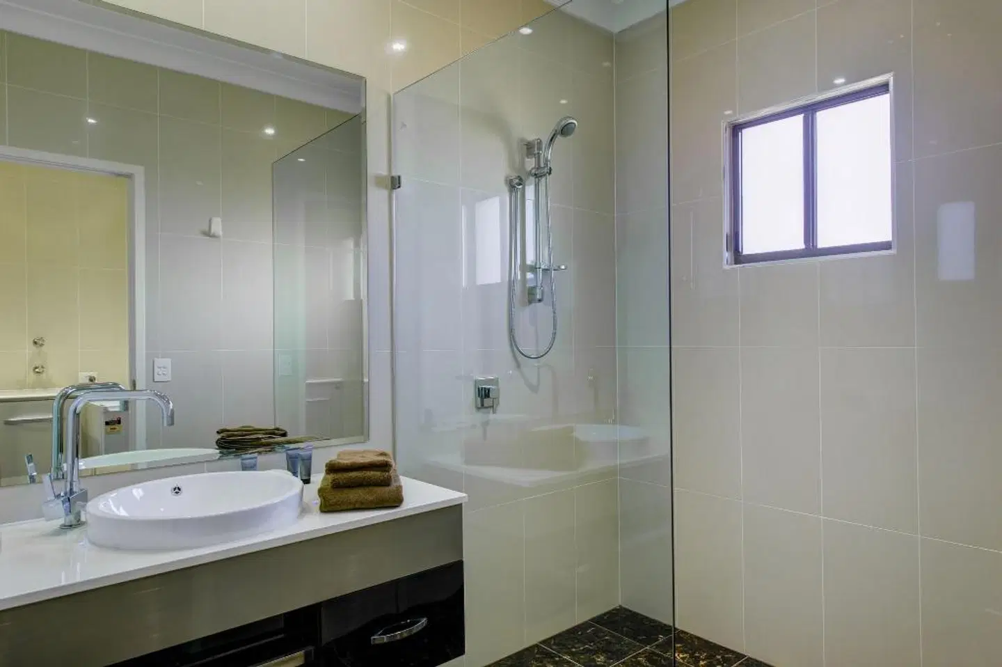 Western Downs Motor Inn Badezimmer