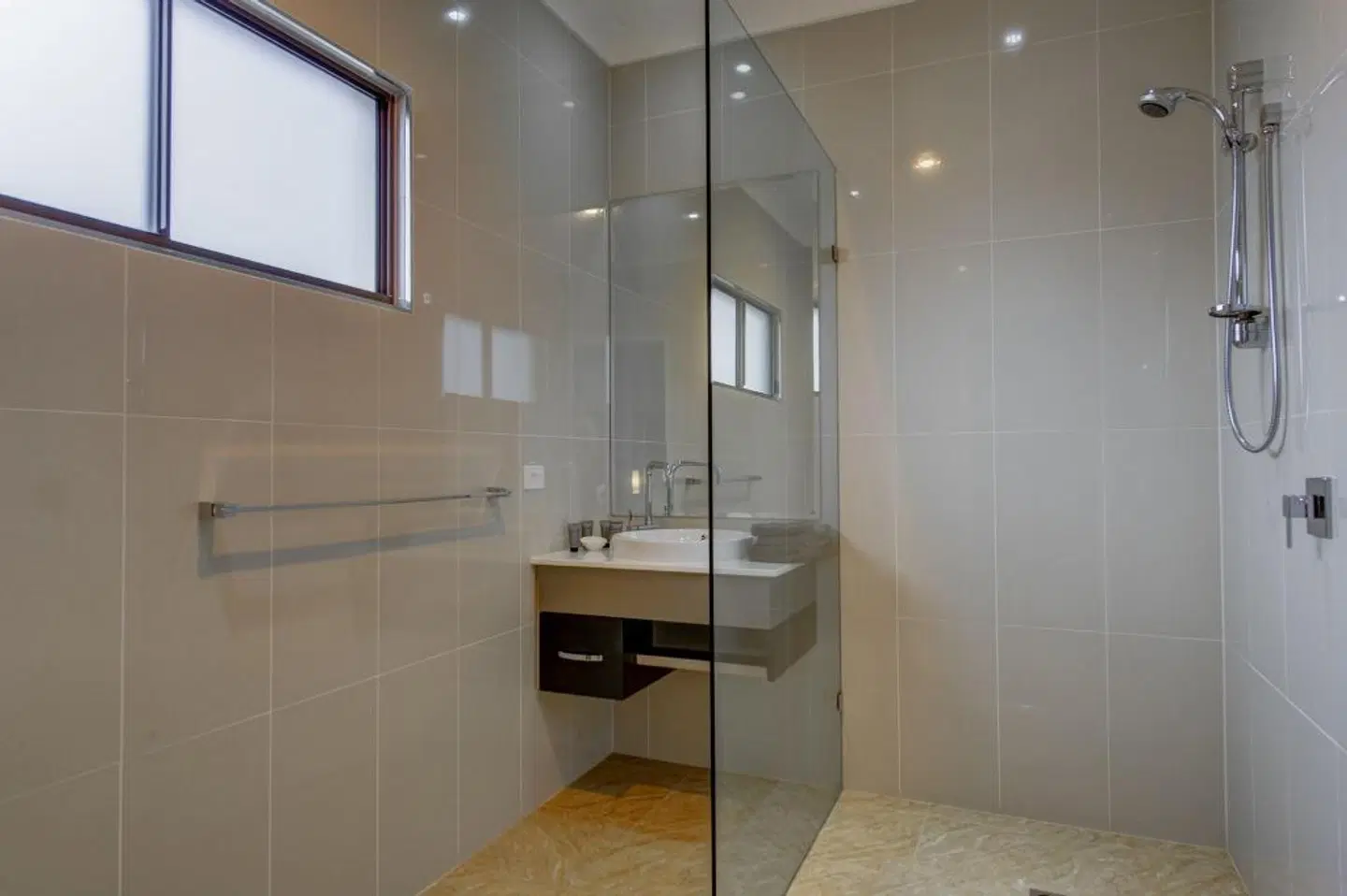 Western Downs Motor Inn Badezimmer