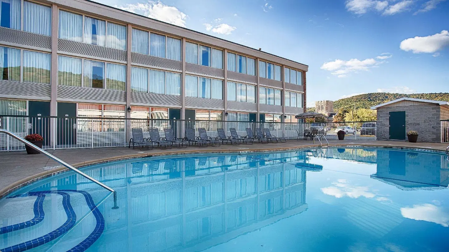 Best Western Plus Bradford Inn OUTDOOR_POOL