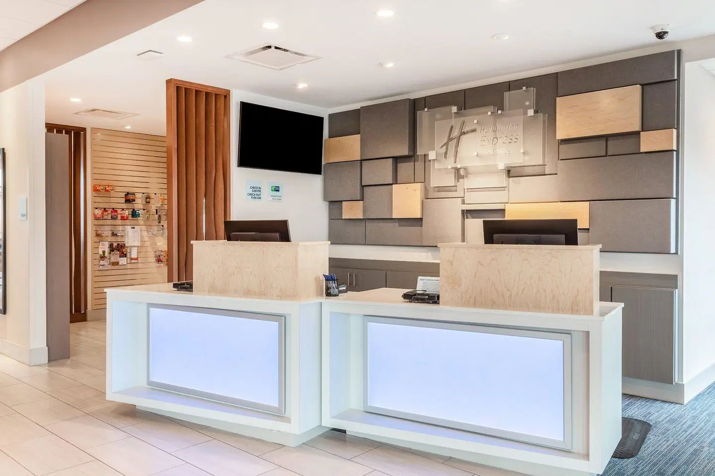 Holiday Inn Express & Suites Springfield North by IHG LOUNGE_LOBBY