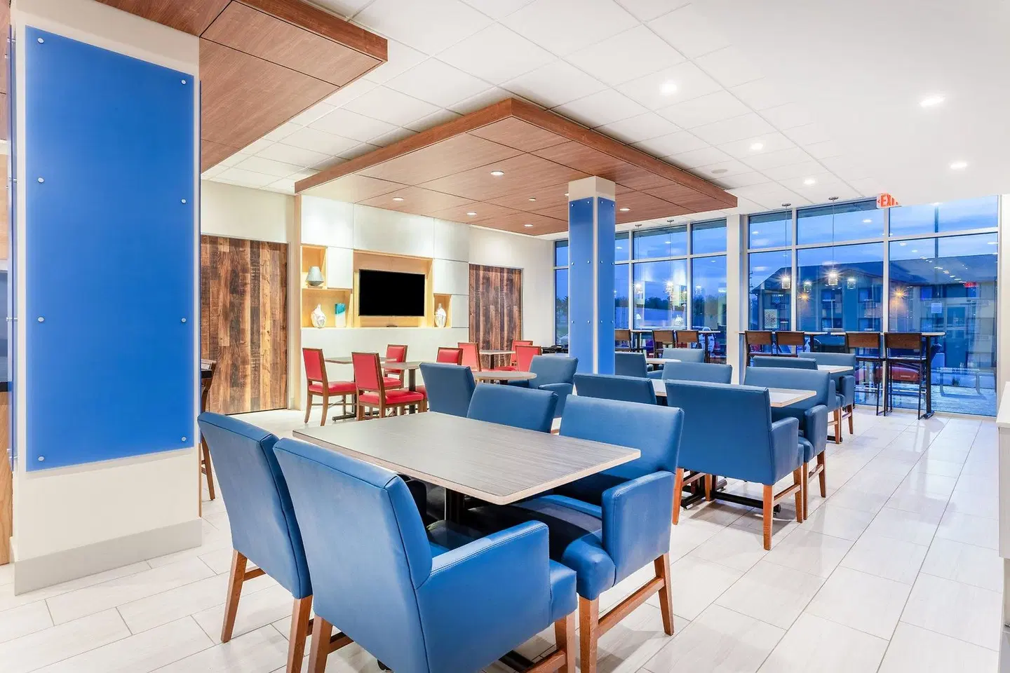 Holiday Inn Express & Suites Springfield North by IHG LOUNGE_LOBBY