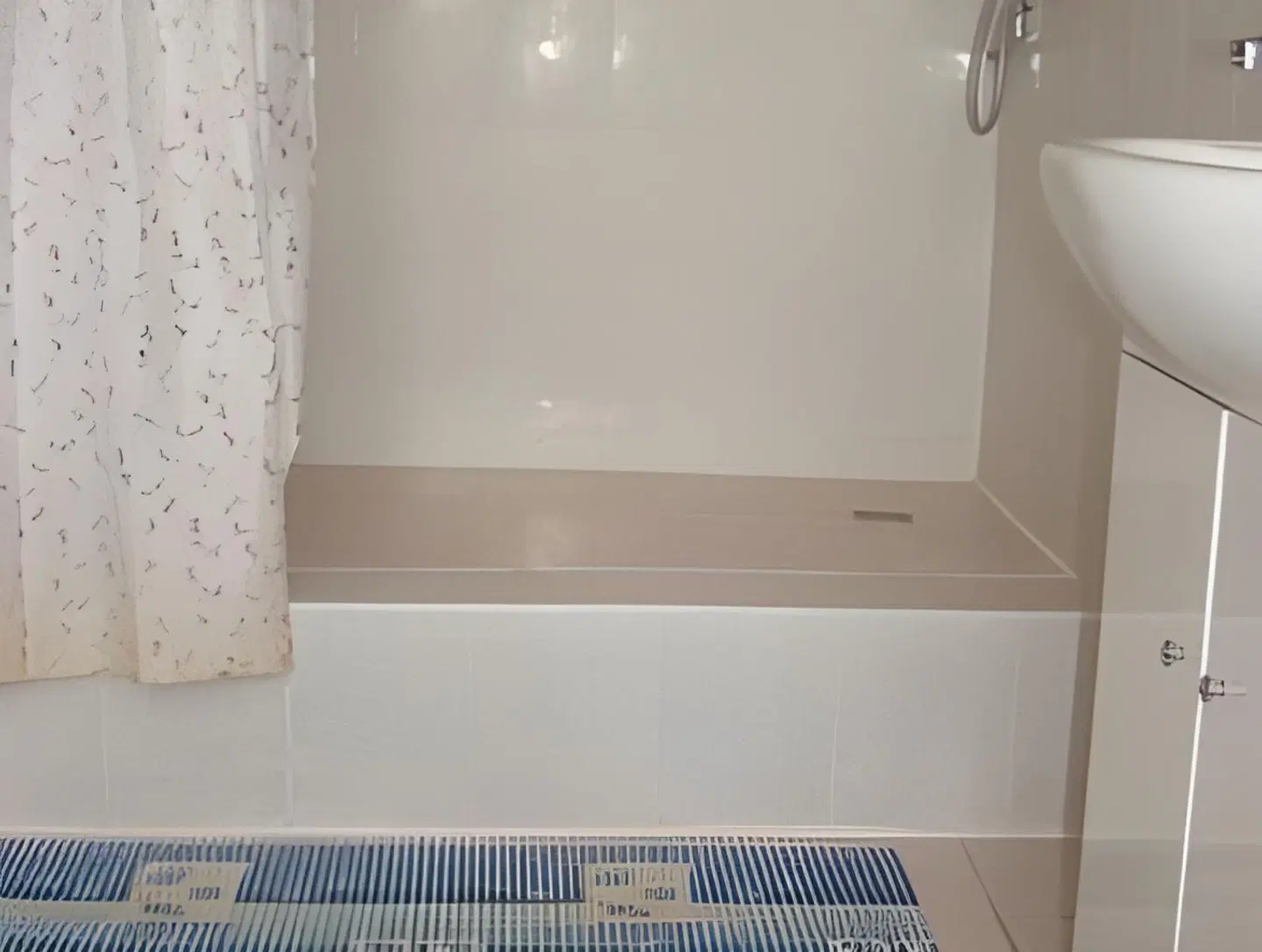 Lucia Hotel - Ludza Badezimmer