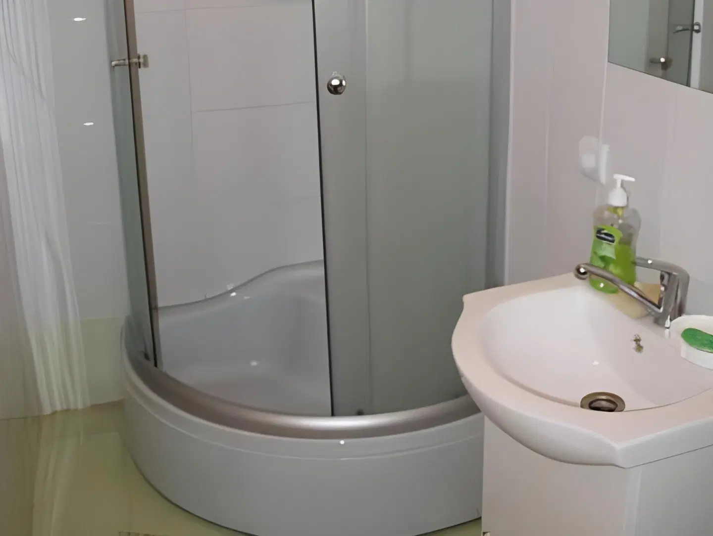 Lucia Hotel - Ludza Badezimmer