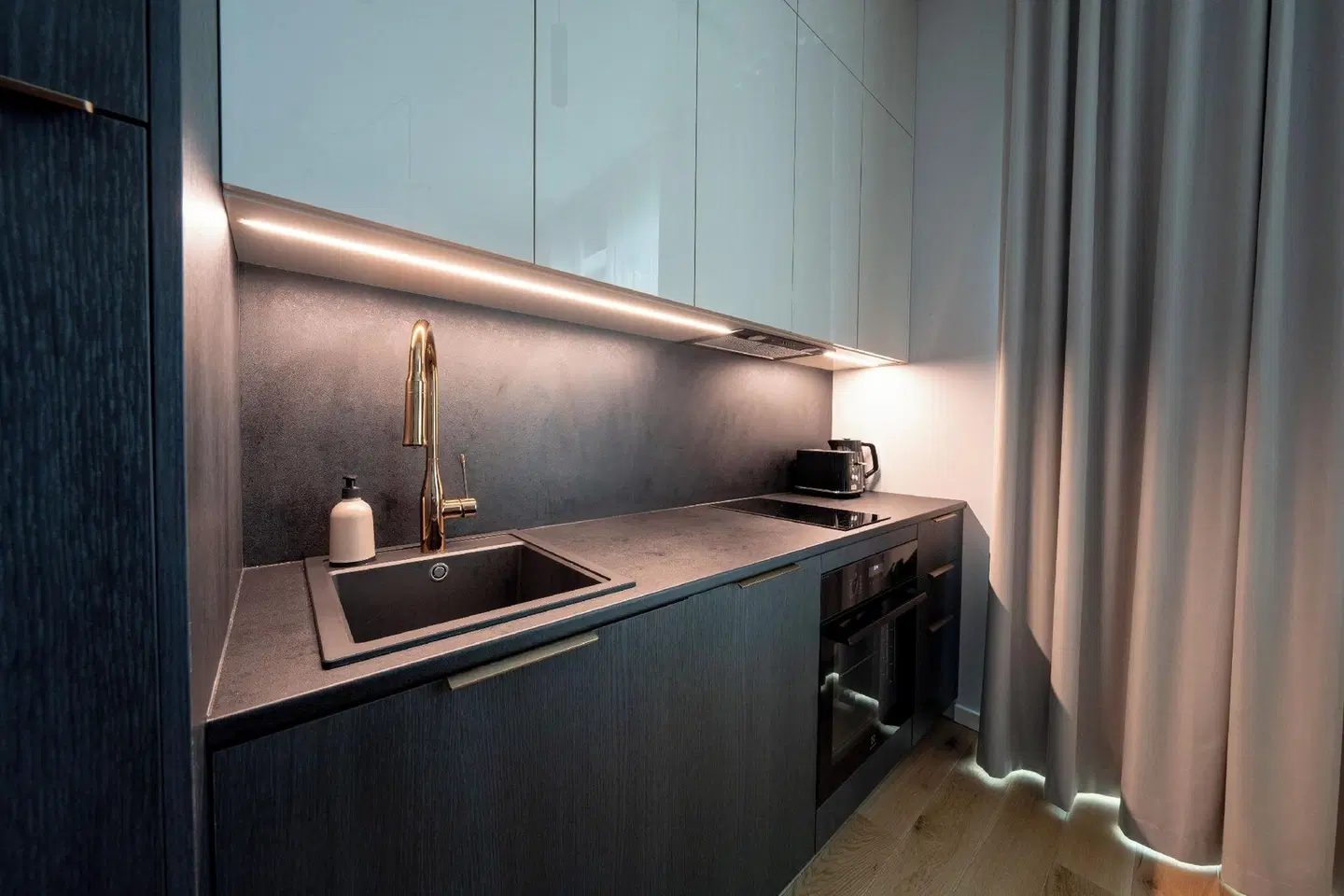 Bob W Parnu ROOM_EXAMPLE
