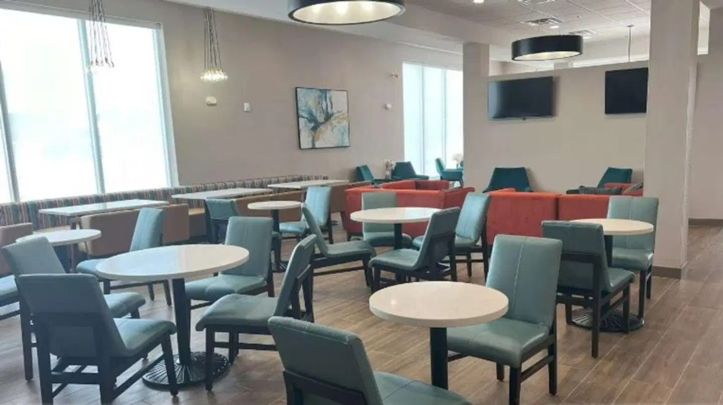 Best Western Plus Mobile Inn & Suites Bar