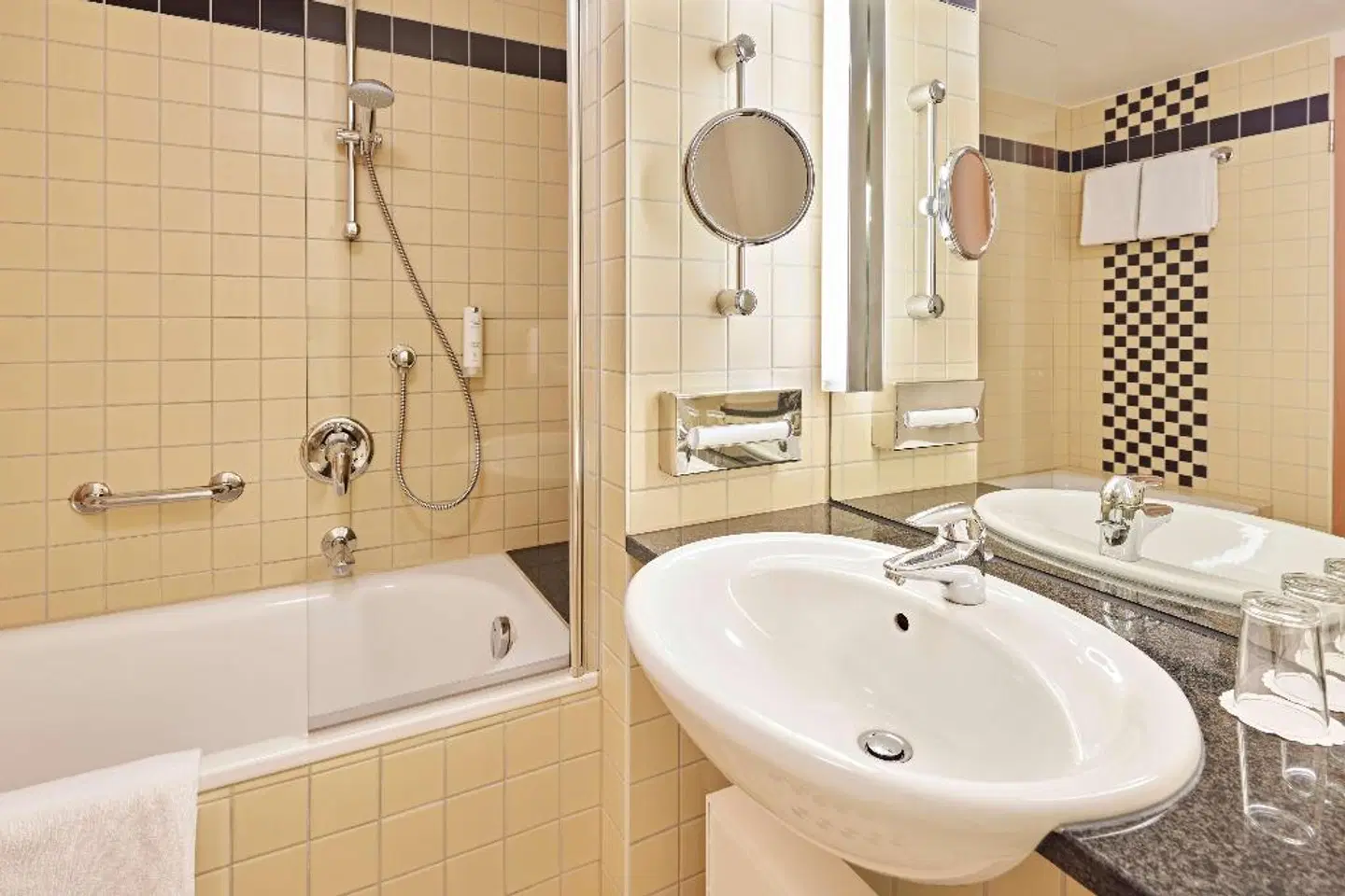 LINDNER HOTEL DOM RESIDENCE Badezimmer