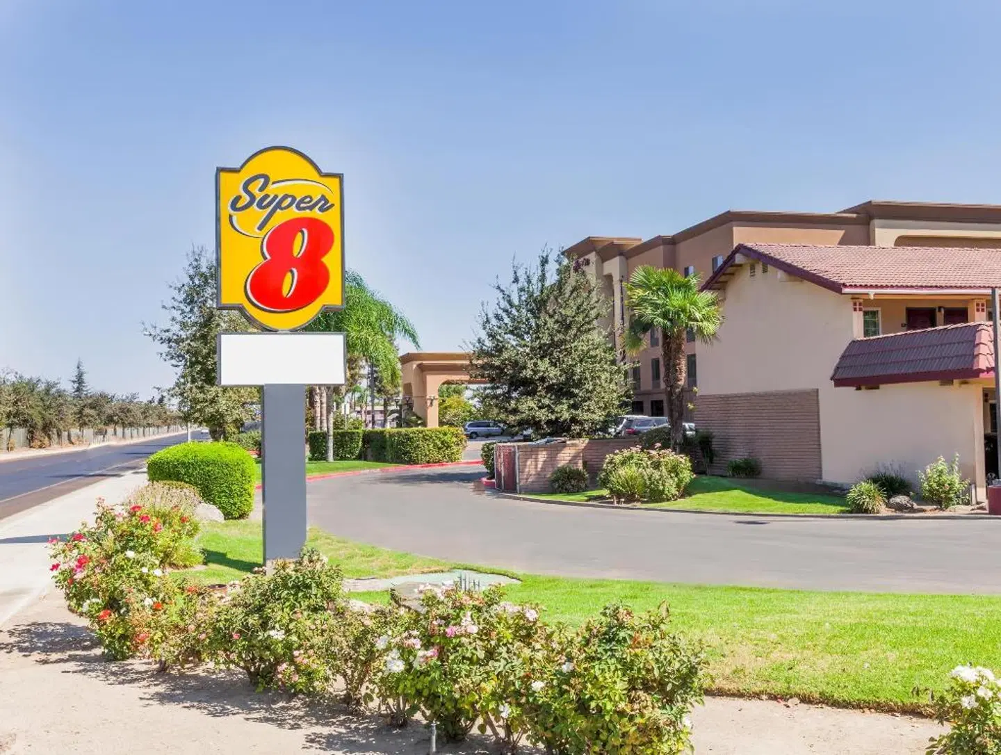 Super 8 by Wyndham Visalia Garten