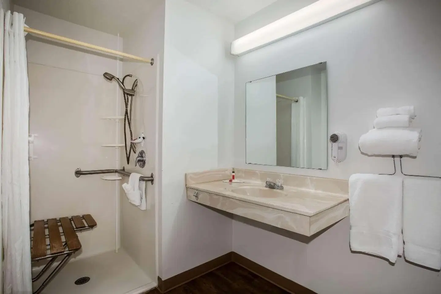 Super 8 by Wyndham Washington Badezimmer