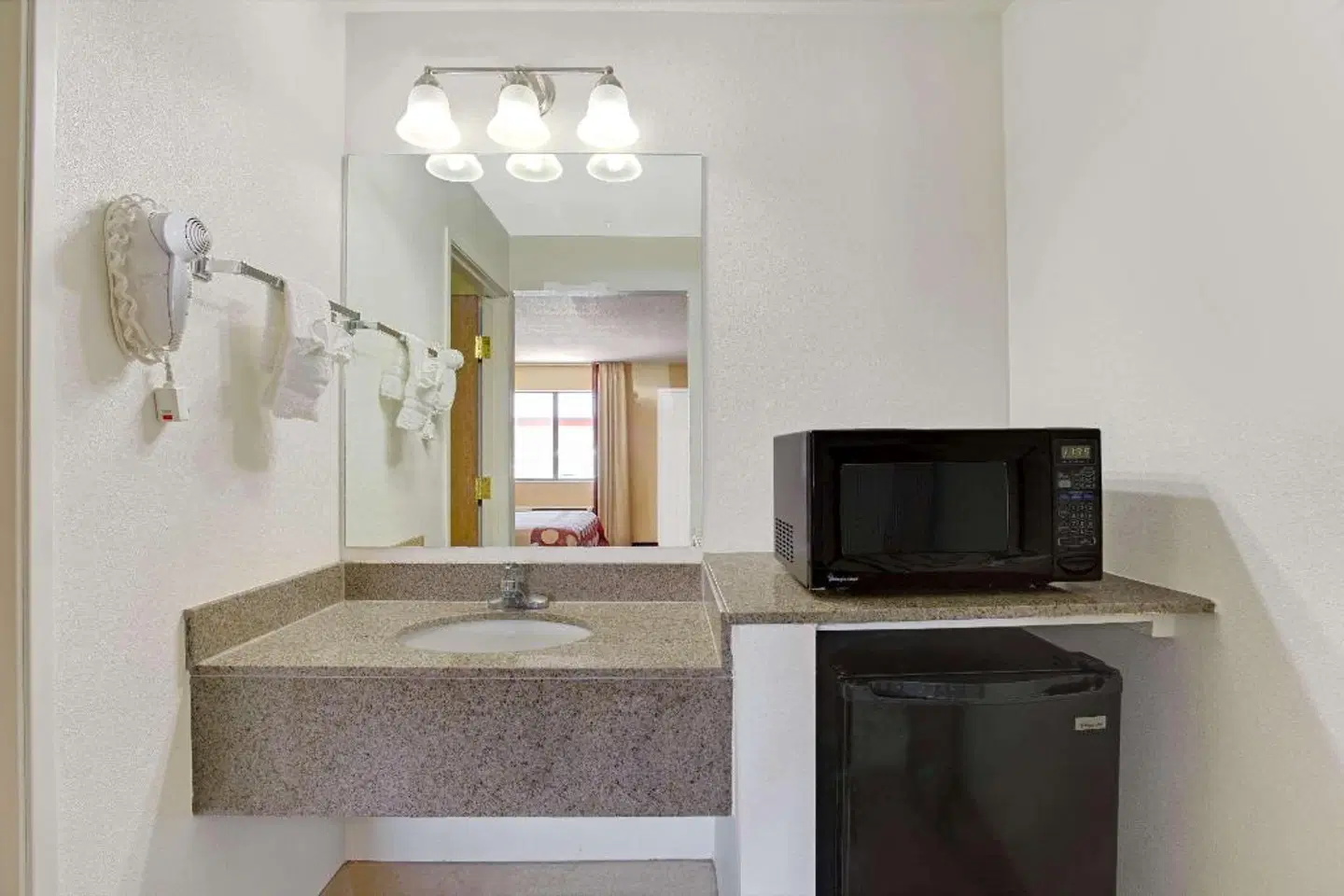 Super 8 by Wyndham Tucson/Grant Road Area AZ Badezimmer
