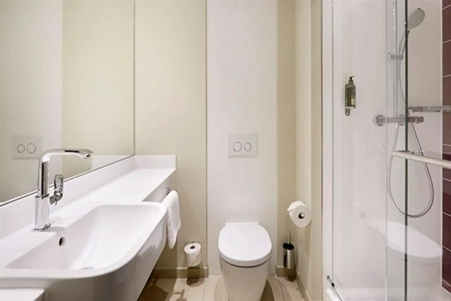 Premier Inn Hamburg St. Pauli hotel Badezimmer