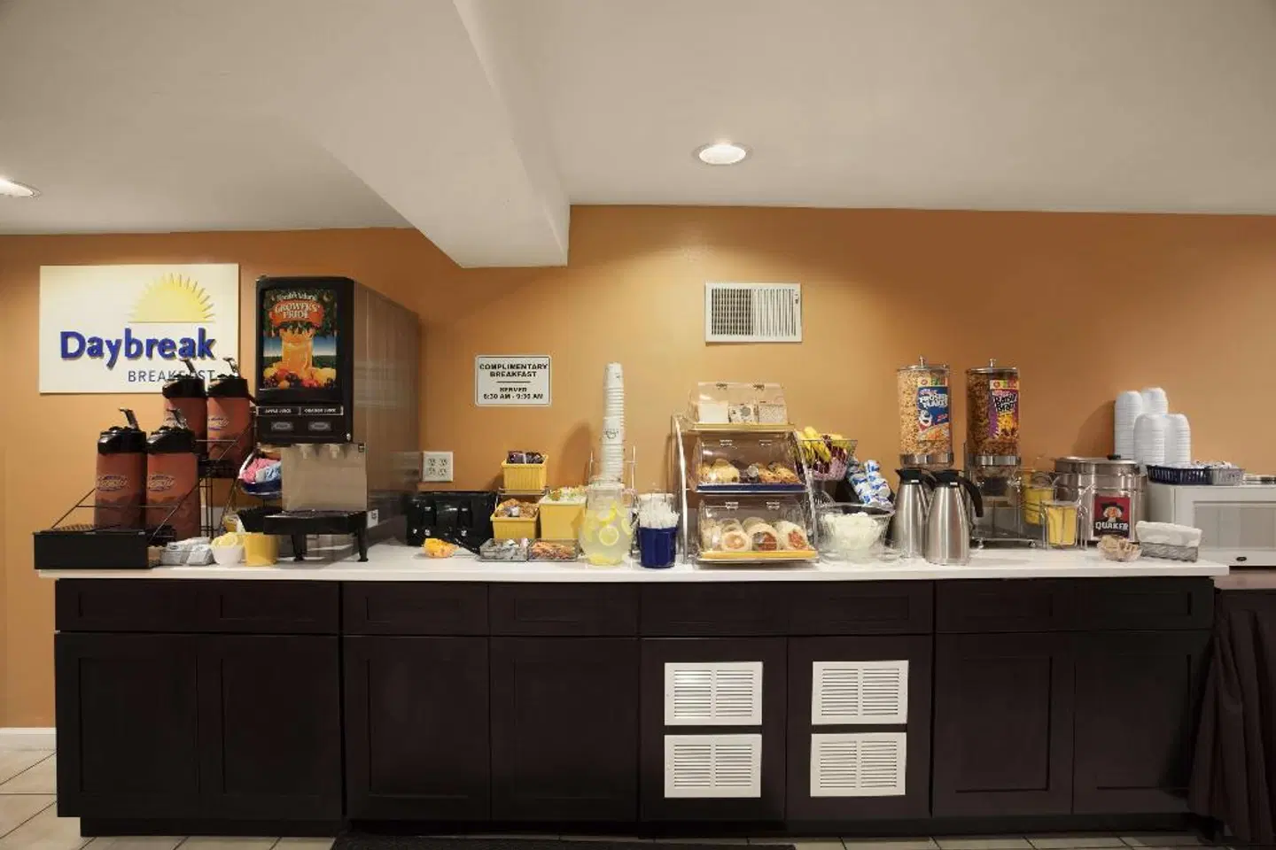 Days Inn by Wyndham Philadelphia Convention Center Bar