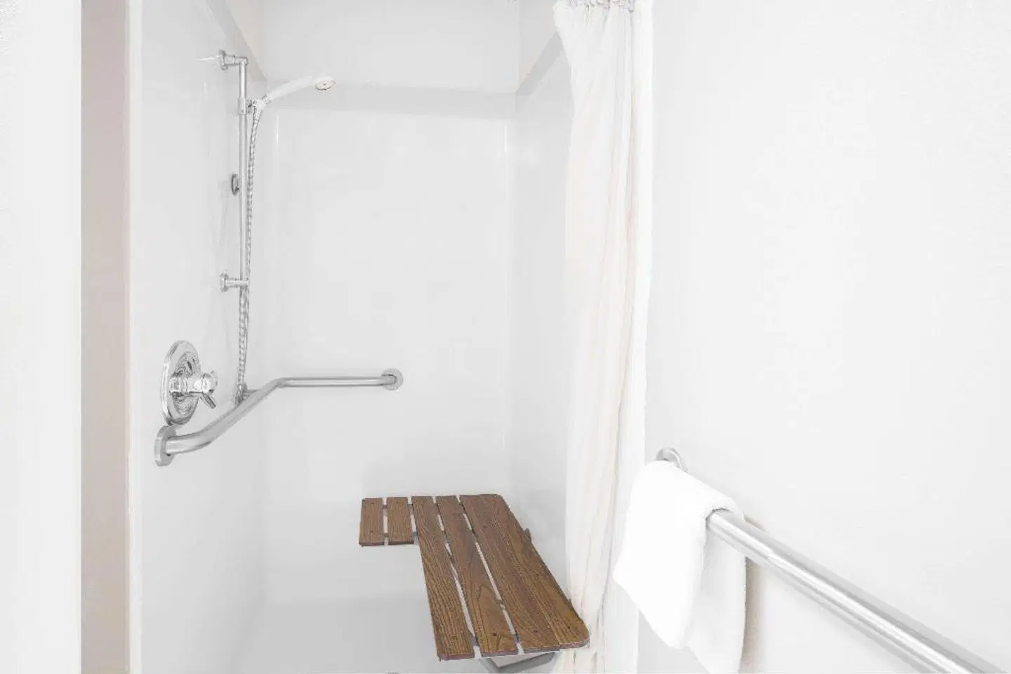 Days Inn & Suites Pine Bluff Badezimmer