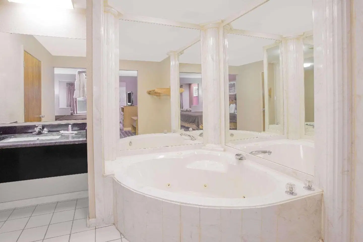 Days Inn & Suites Pine Bluff Badezimmer