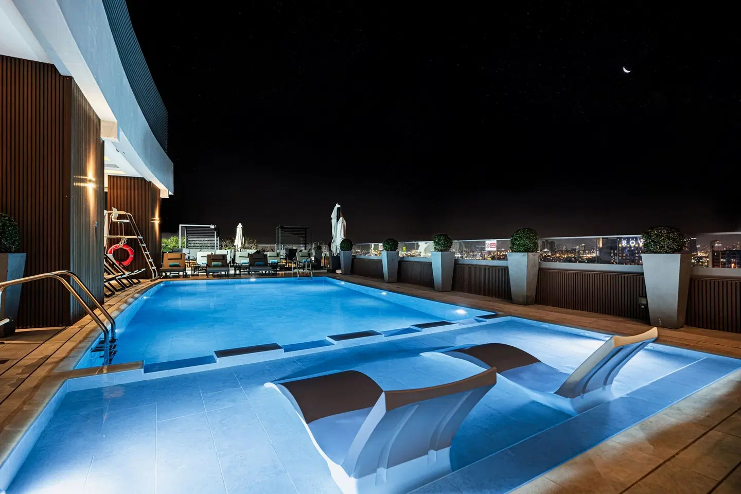 Courtyard by Marriott World Trade Centre, Dubai OUTDOOR_POOL