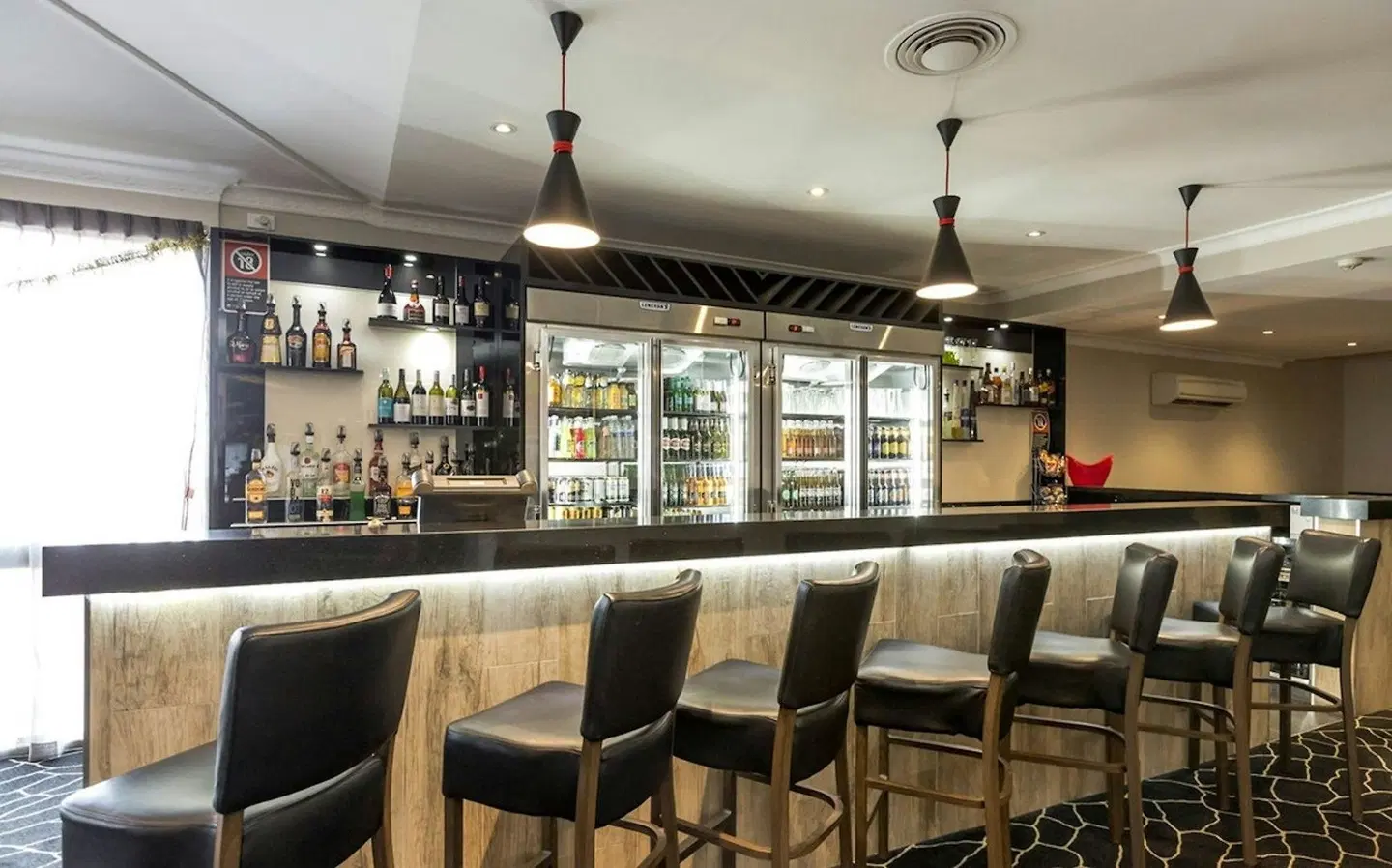 Cattlemans Country Motor Inn & Serviced Apartments Bar