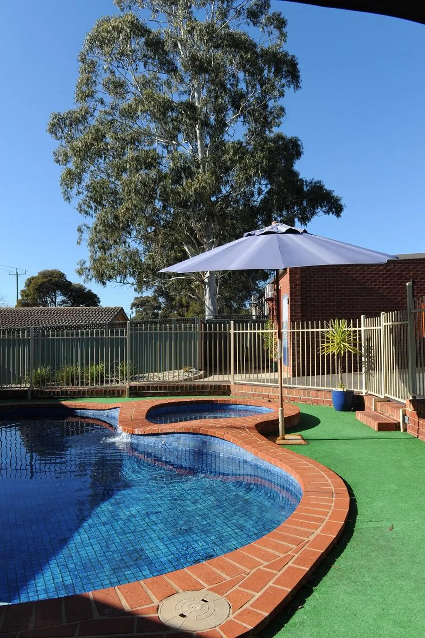 Golden Reef Motor Inn OUTDOOR_POOL