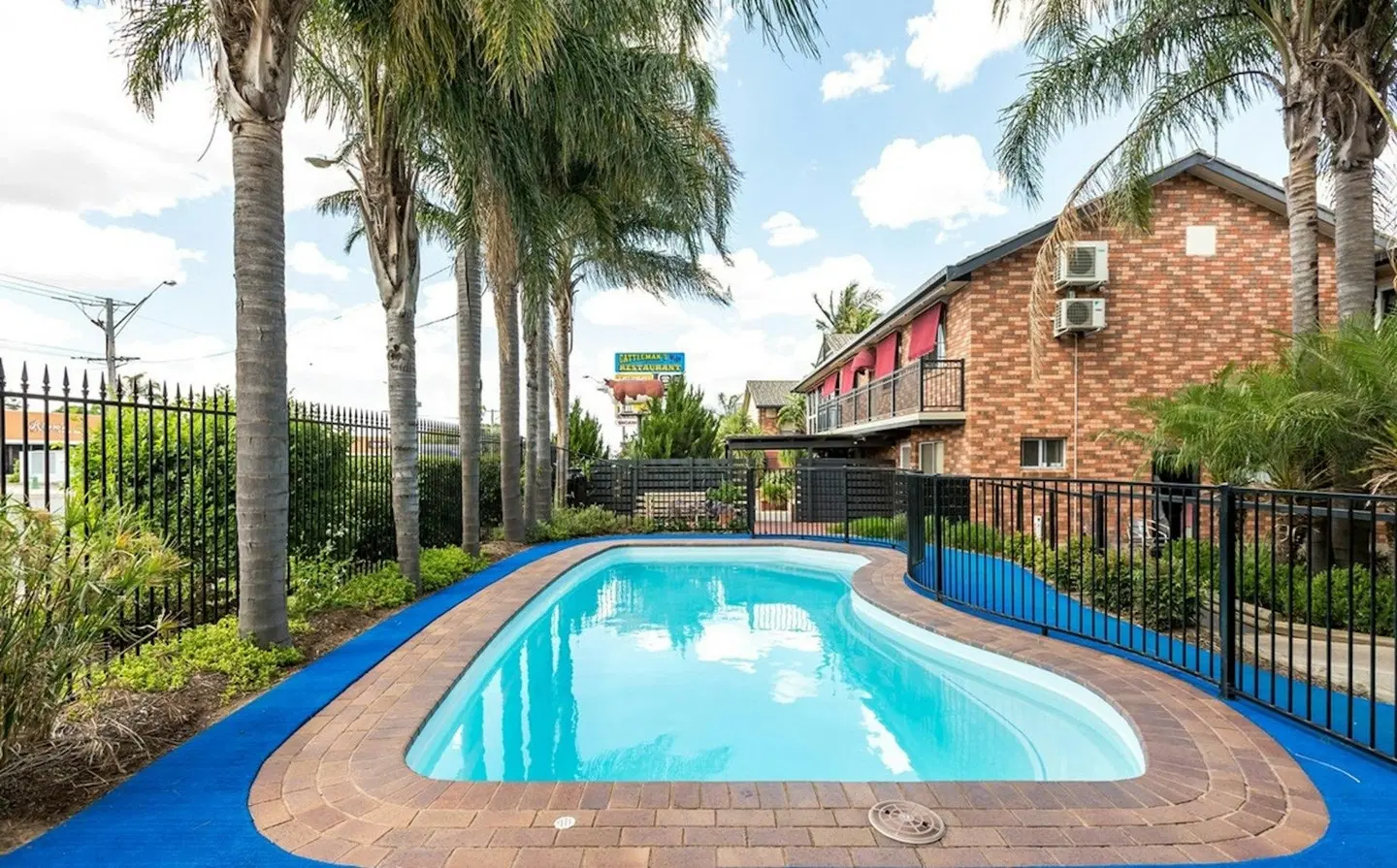 Cattlemans Country Motor Inn & Serviced Apartments OUTDOOR_POOL