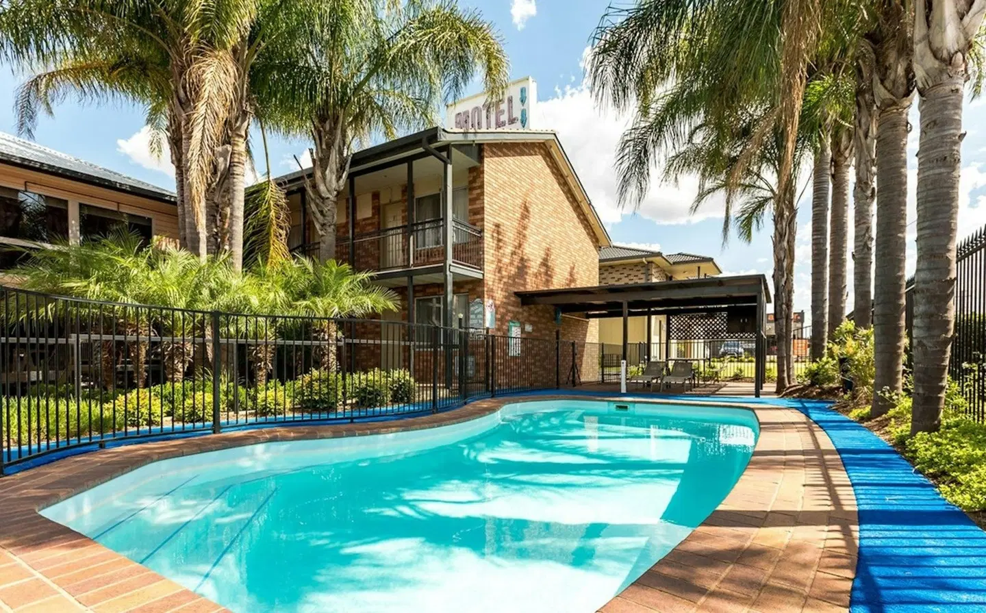 Cattlemans Country Motor Inn & Serviced Apartments OUTDOOR_POOL