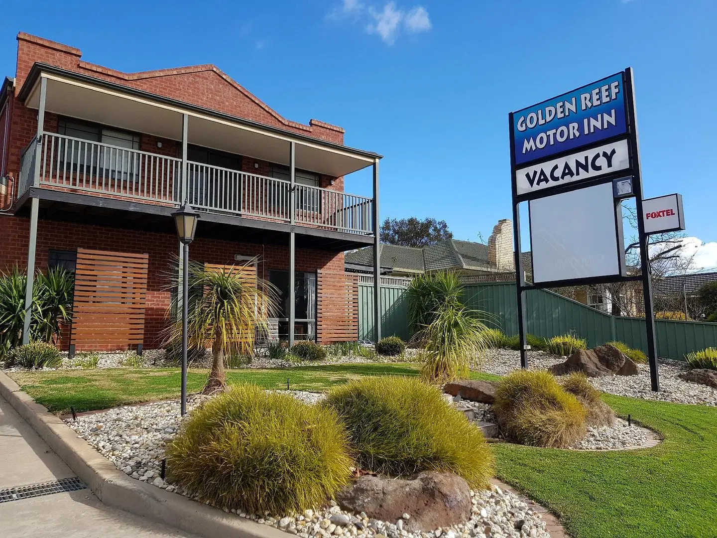 Golden Reef Motor Inn EXTERIOR