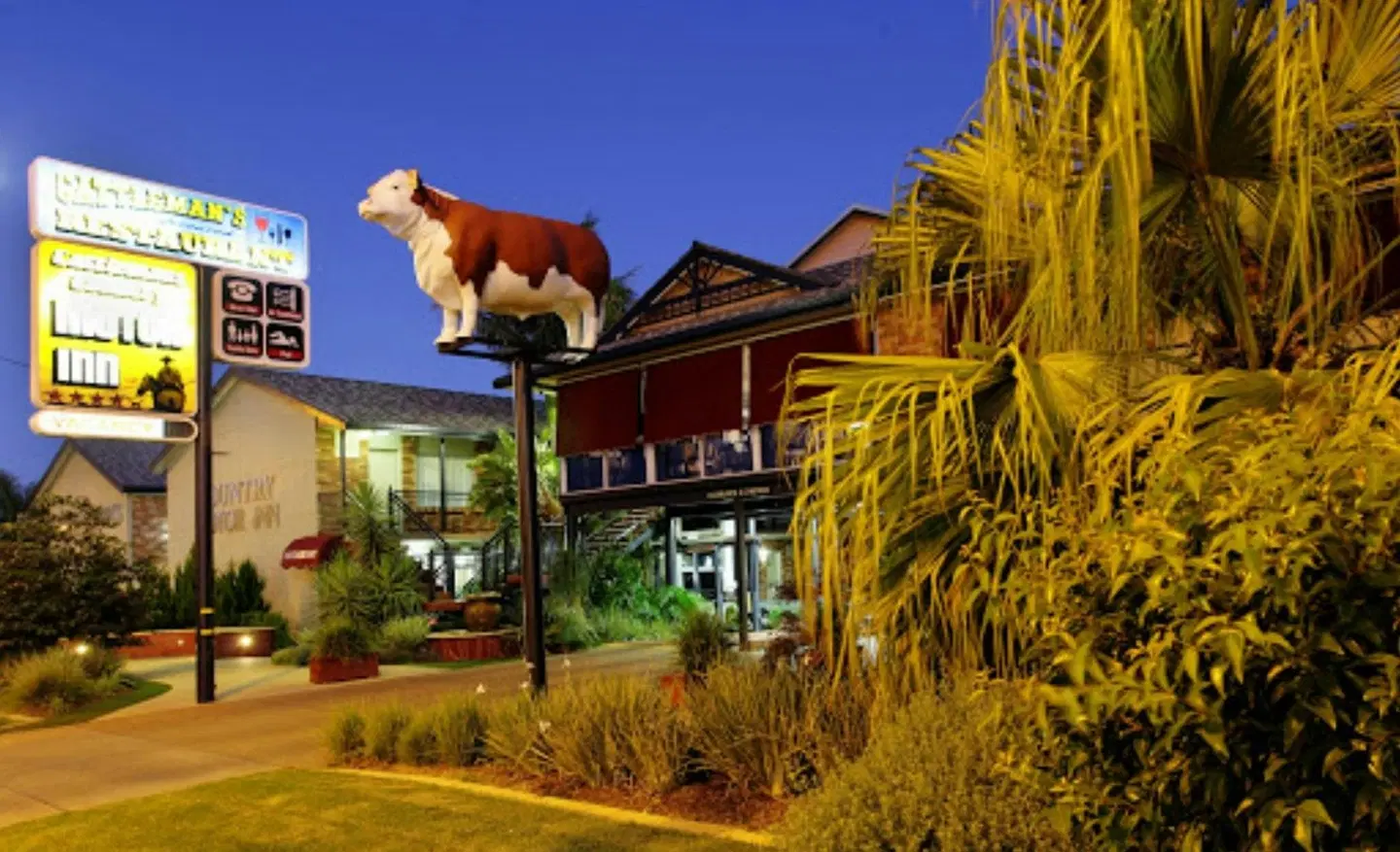Cattlemans Country Motor Inn & Serviced Apartments EXTERIOR